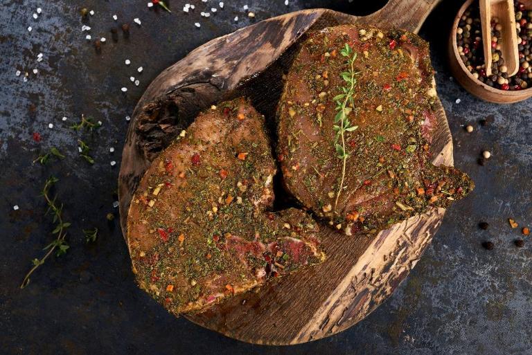 “骨頭”骨頭上的豬腰肉牛排